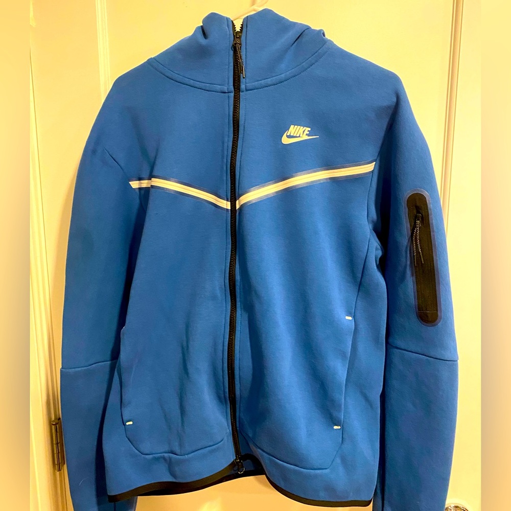 Men’s size medium barely used Nike Tech Jacket